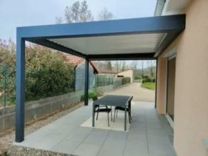 pergola bioclimatique en aluminium installée sur terrasse par Top Fermetures à Cournon près de Clermont-Ferrand dans le Puy-de-Dôme
