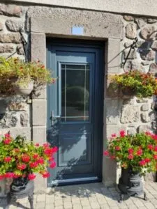 porte d’entrée aluminium bleu style rustique installée par Top Fermeture à Cournon près de Clermont-Ferrand dans le Puy-de-Dôme