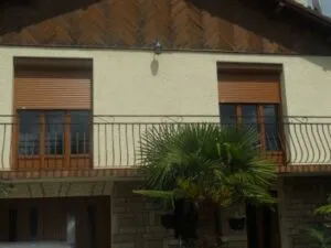volets roulants imitation bois chêne doré posés en rénovation par Top Fermetures à Cournon près de Clermont-Ferrand dans le Puy-de-Dôme